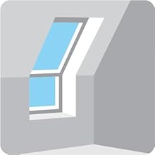 Fenêtre de toit au-dessus d'une fenêtre verticale sur un mur nain